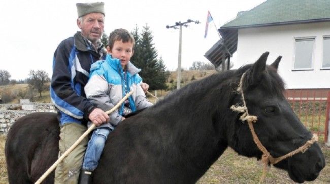 Nemanja Bojović na konju putuje do škole