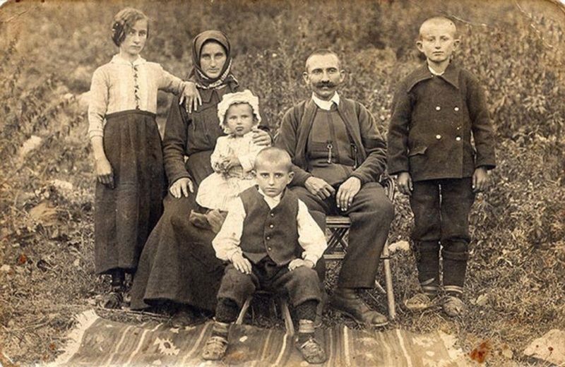 Вунена одећа с почетка 20. века (из албума породице Чакаревић)