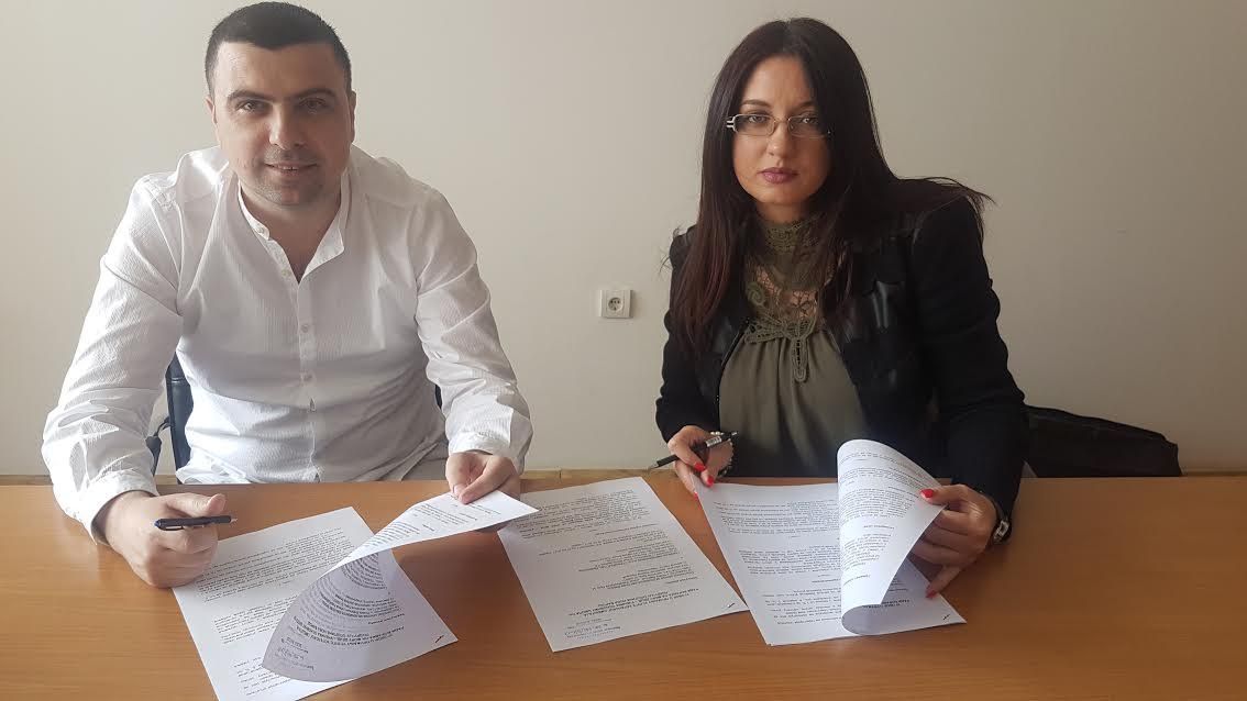 Detalj sa potpisivanja ugovora Rijad Muškić direktor hotela M i Jelena Leković direktorka Centra za socijalni rad