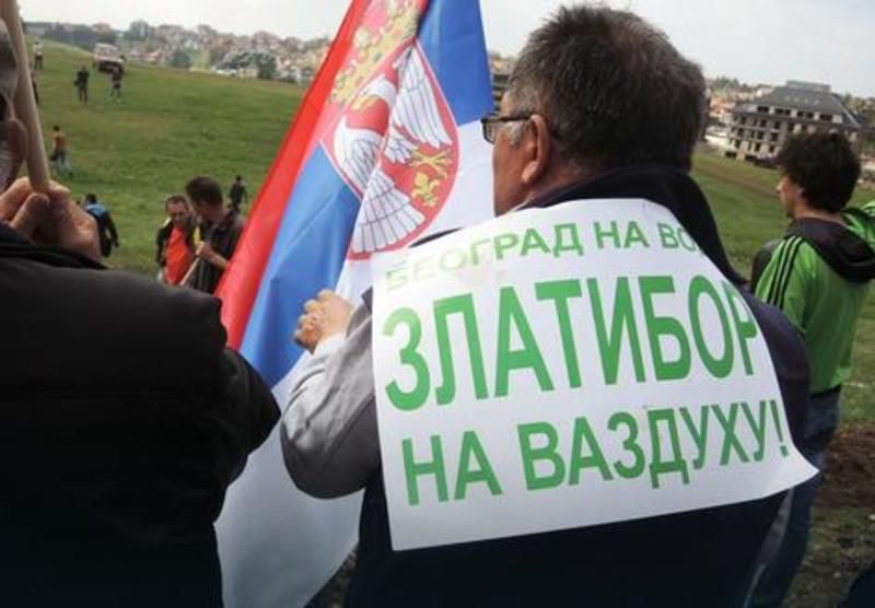 Милан Стаматовић и неколико стотина златибораца на протесту испред Владе Србије