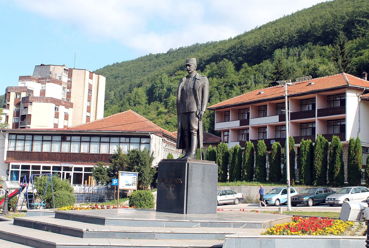 Почасти - споменик војводи Бојовићу на тргу који носи његово име