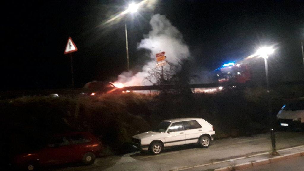 Аутомобил у пламену на уласку у Пријепоље