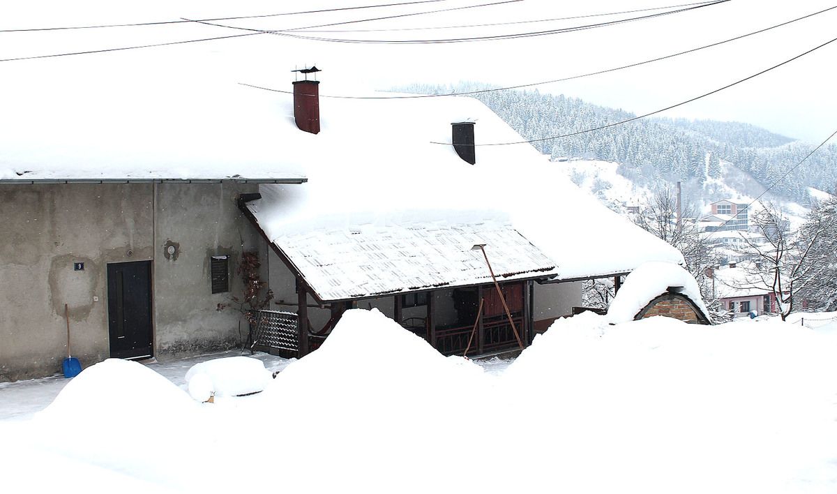 Домаћинска брига - уклањање снега са кровова