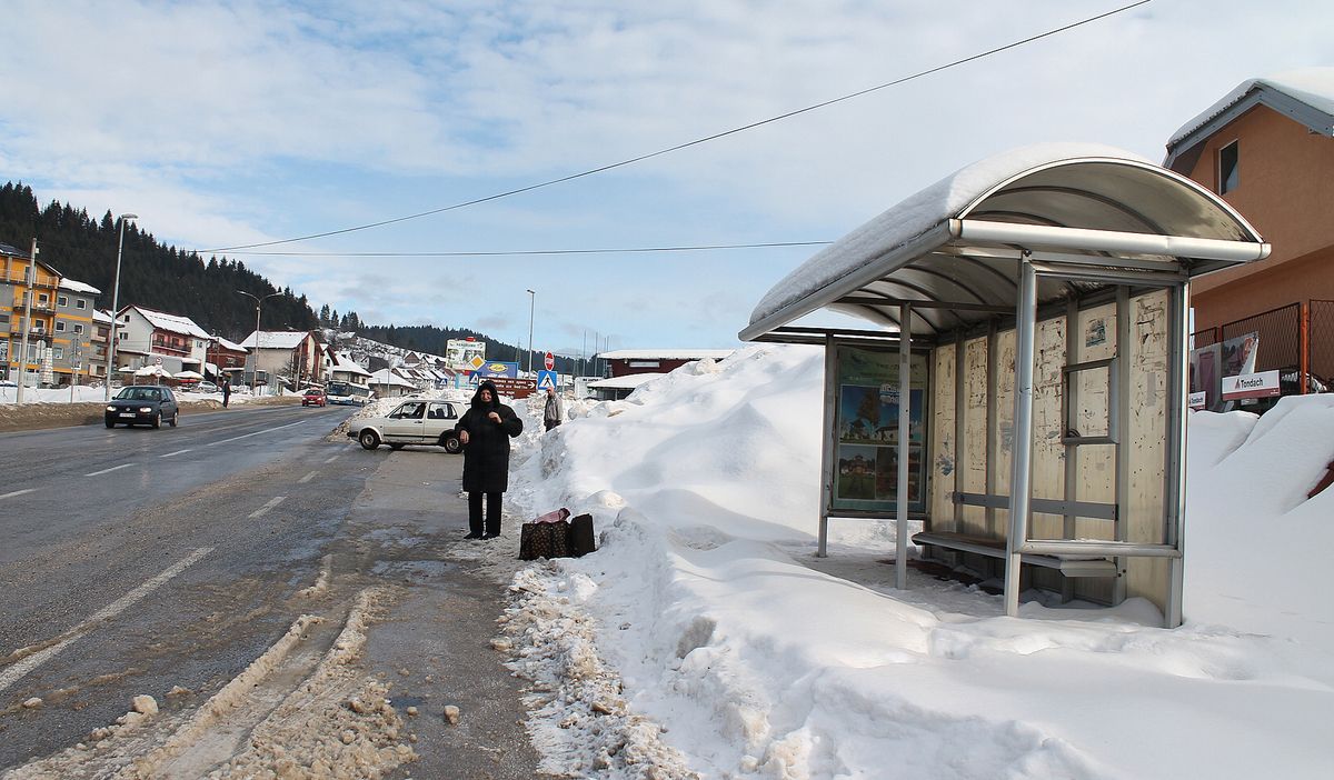 Неочишћено аутобуско стајалиште код стоваришта на Браношевцу