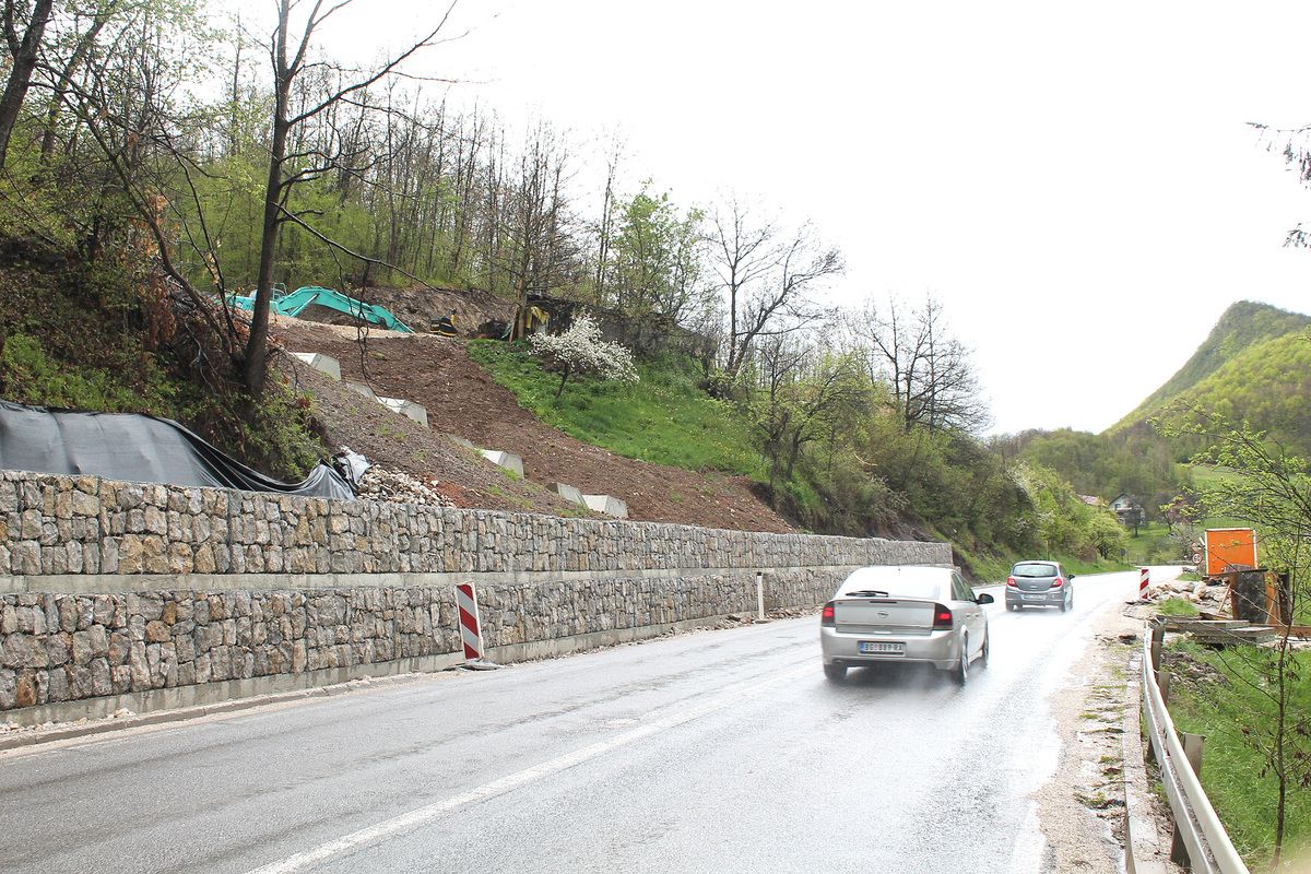 Камени зид чува магистралу у Дражевићима