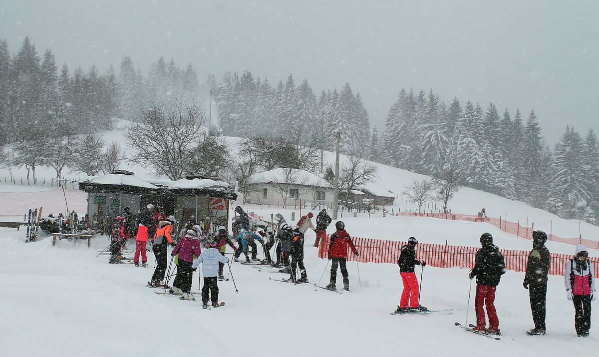 Мећава им не смета - први час школе скијања