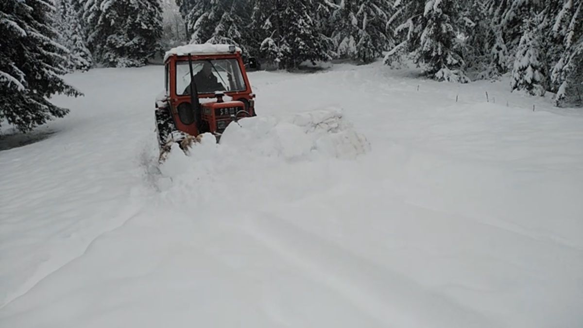 Снежни наноси  у селу Трудово, (Фото: РИНА)