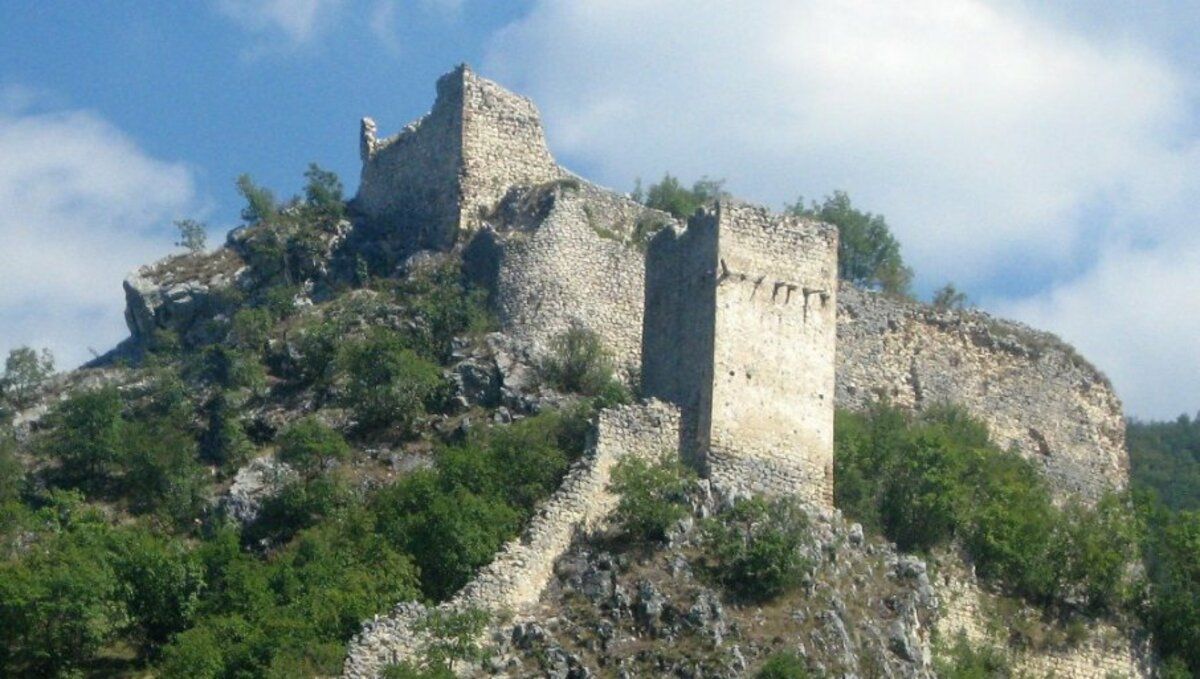 Остаци - део кула и бедема у селу Хисарџик (Фото: Д. Гагричић)