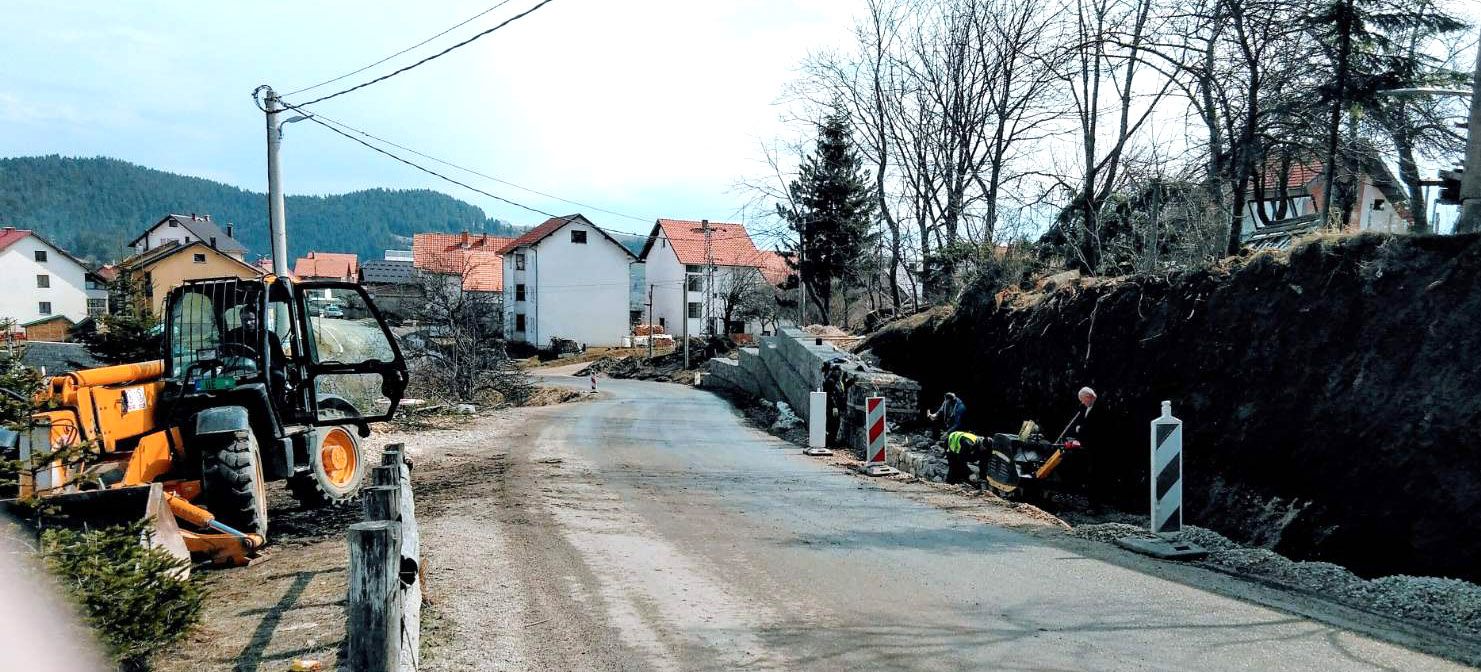 Стиже семафор - после подизања каменог зида на Милановцу  (Фото: Д. Гагричић)