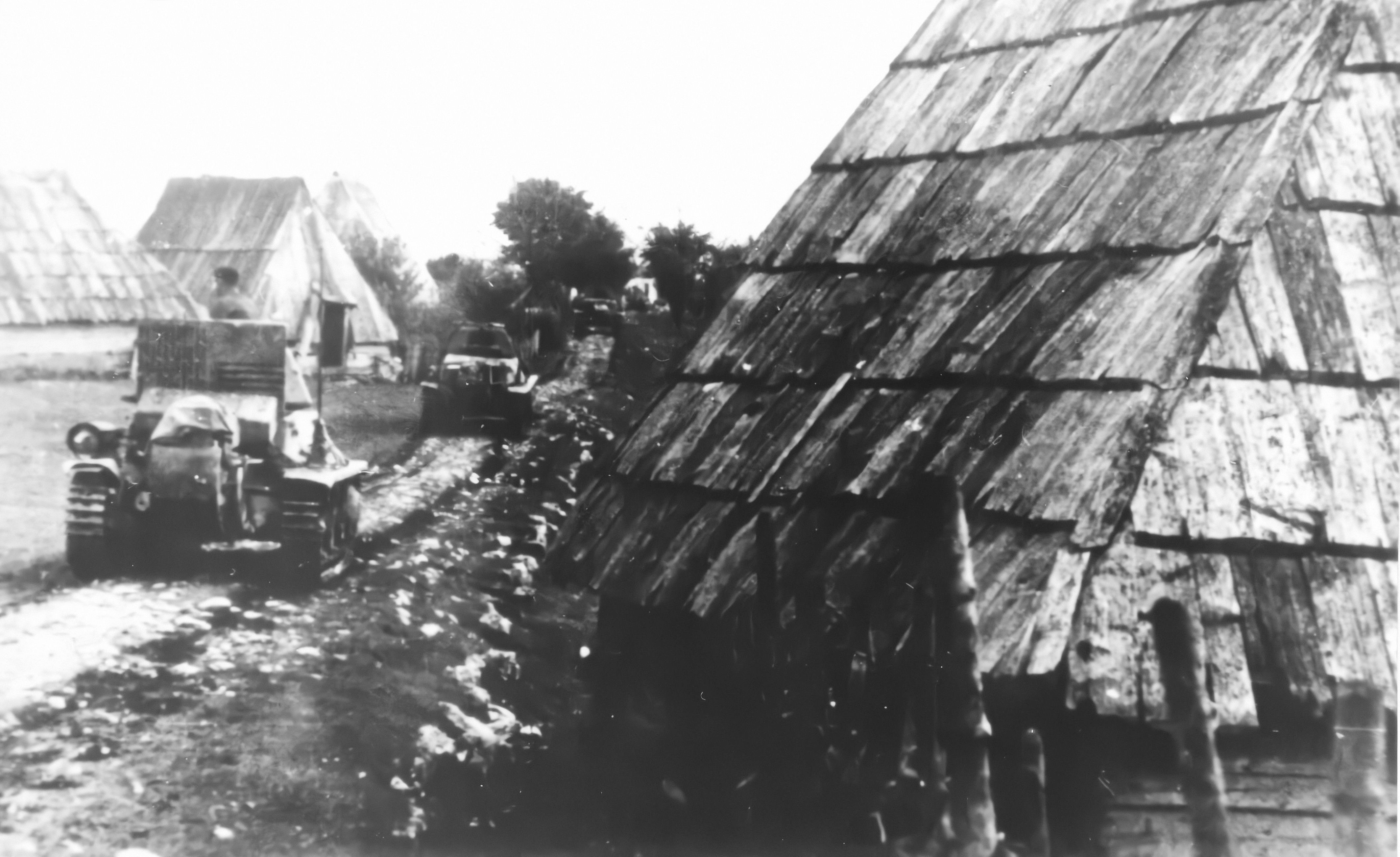 Вражја дивизија у селу Готовуша, мај-јун 1943.  (Фото: Књига)