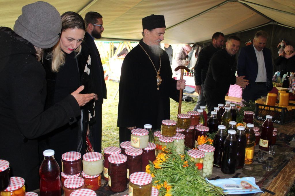 Узложба домаће радиности у Косатици (Фото: Милешевска епархија)