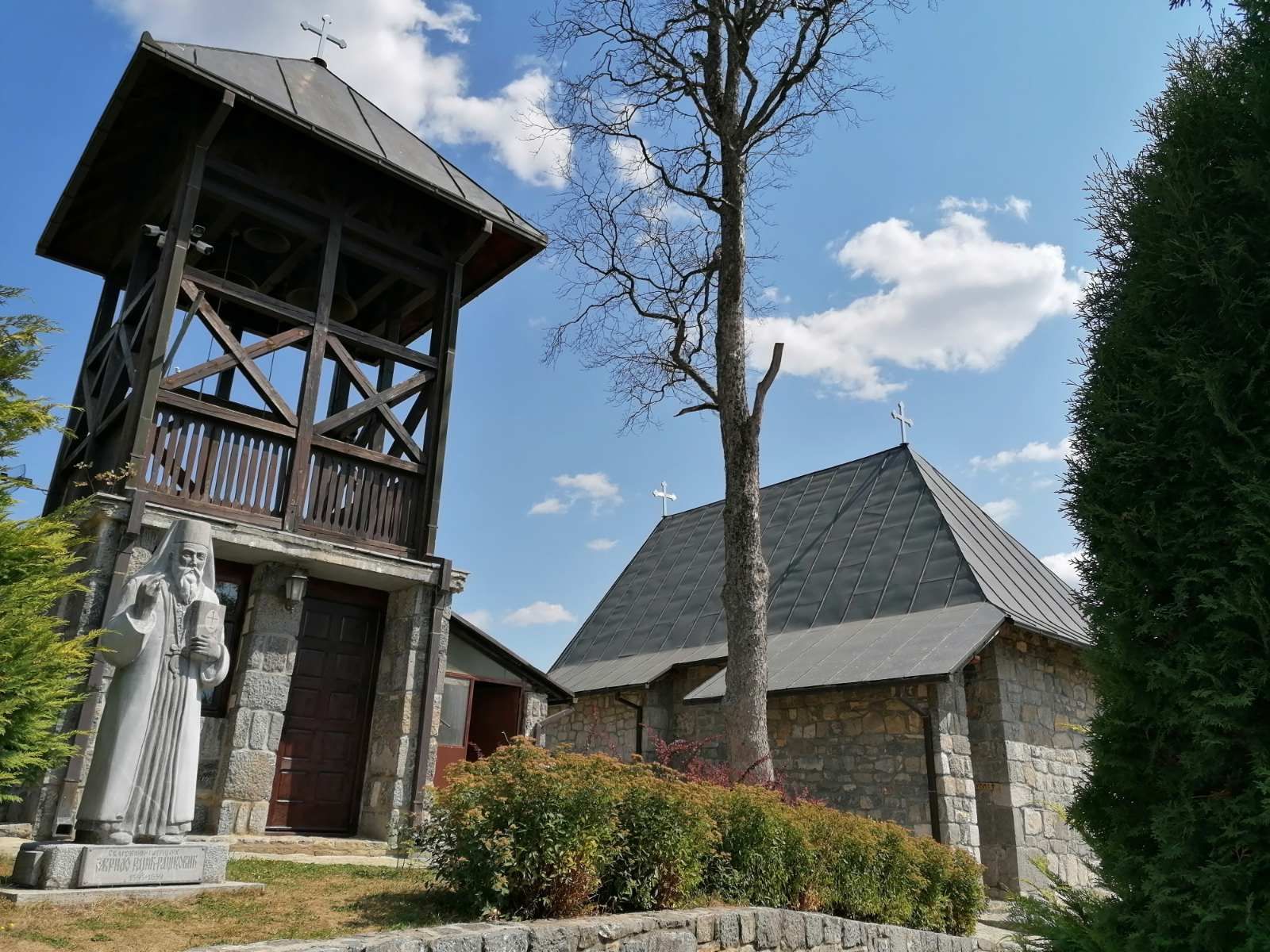 Стрепели за светињу и безбедност посетилаца - манастир  Дубница (Фото: Д. Гагричић)