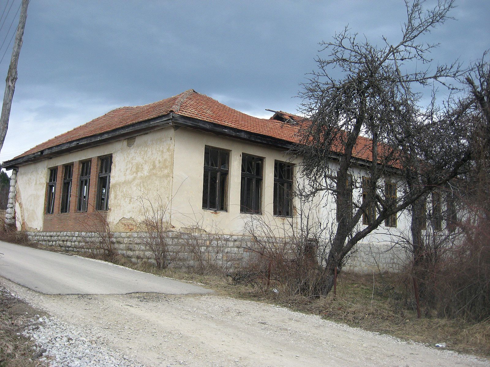 Школа у Сеништима отворена 1933. па дограђивана (Фото: Д. Гагричић)