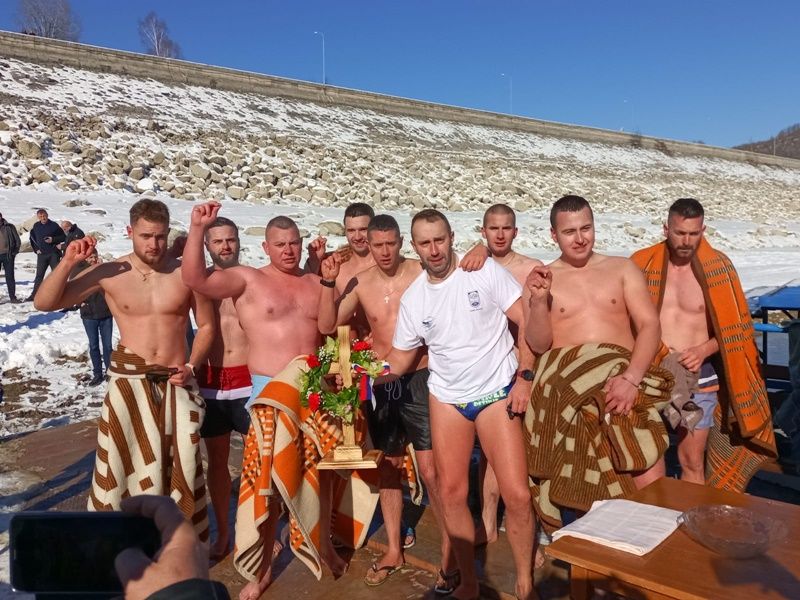 Десет учесника у пливању за Часни крст на Златарском језеру (Фото: Боривоје Илић)