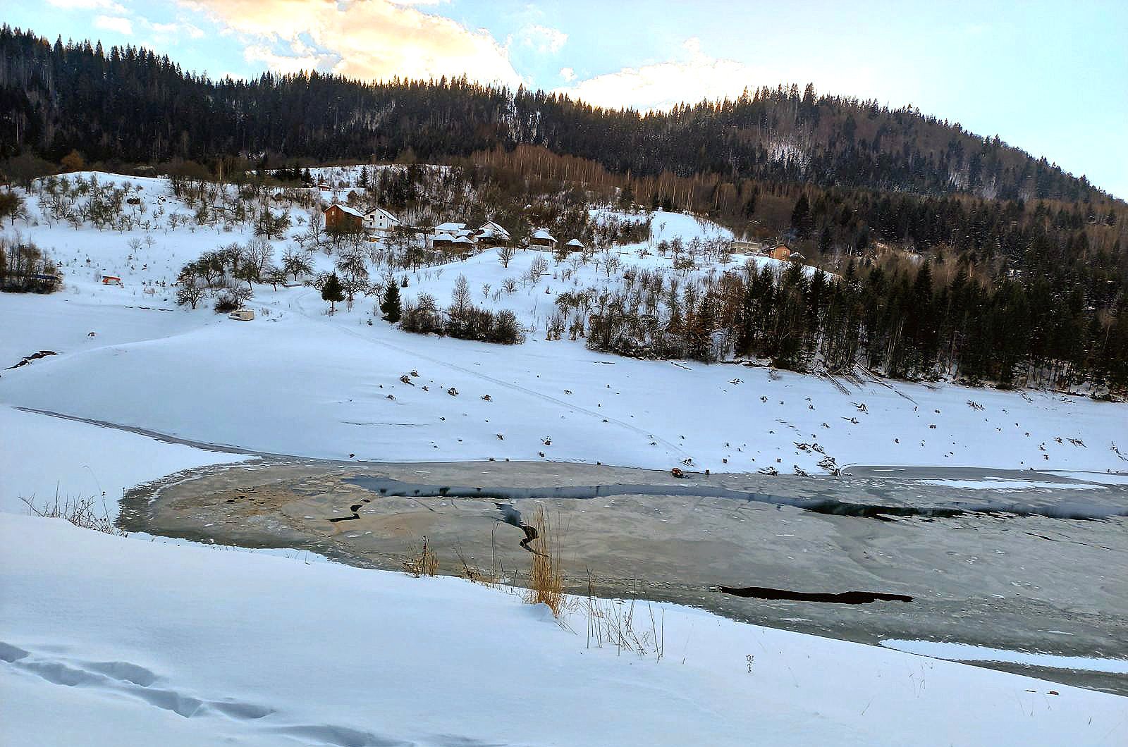 Заточеници језера - заледио крак уз Тисовицу (Фото: В. Василић)