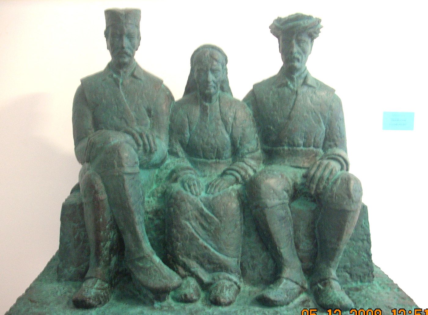 Судбина - скулптура мајке Ружице са синовима Луком и Алијом