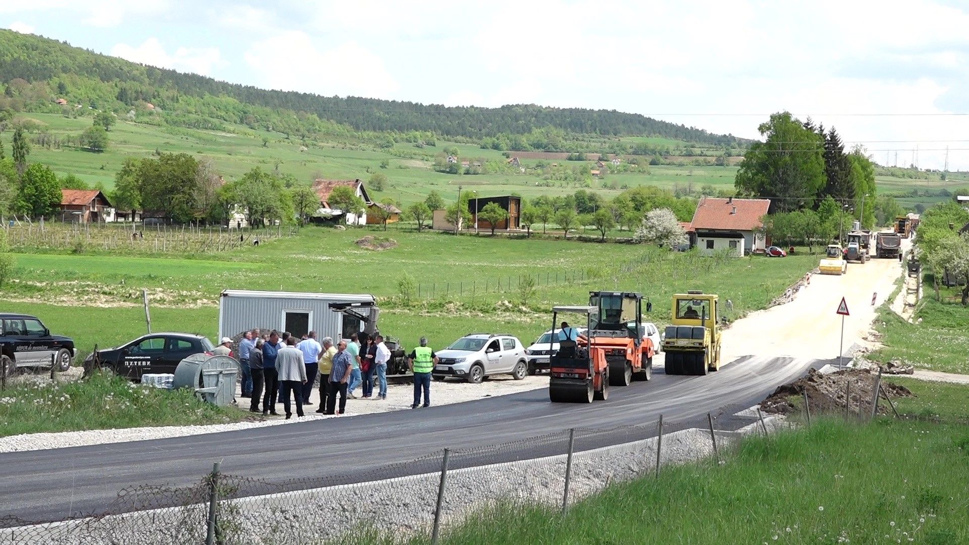 Ради се ударнички - асфалт стигао у центар Радоиње  (Фото: Б. Јелић)