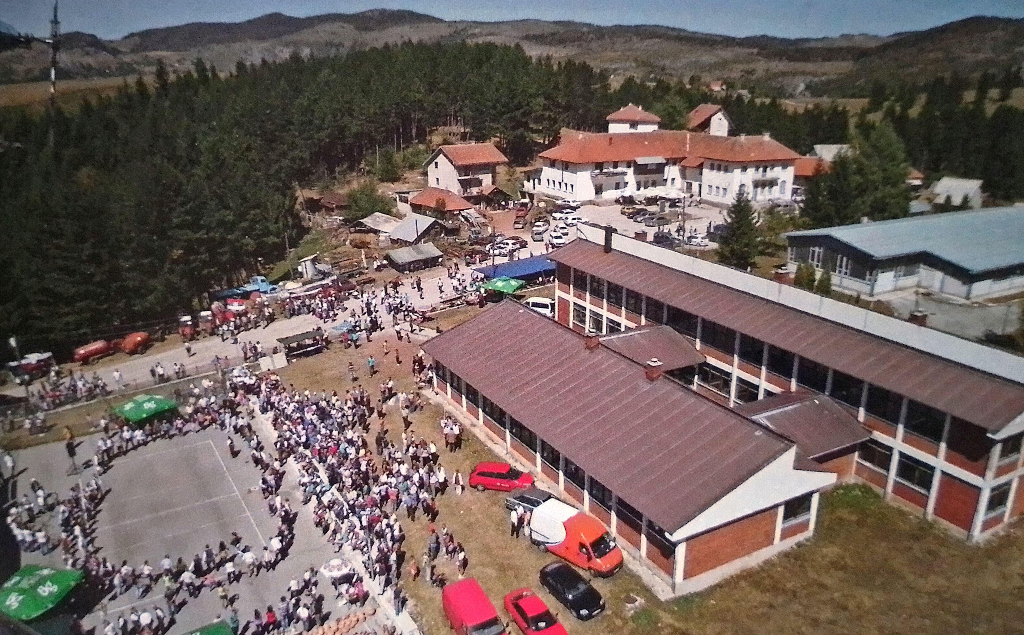 Божетићи: центар седам села и школа „Кнезови Рашковићи“ (Фото Р. Прелић)