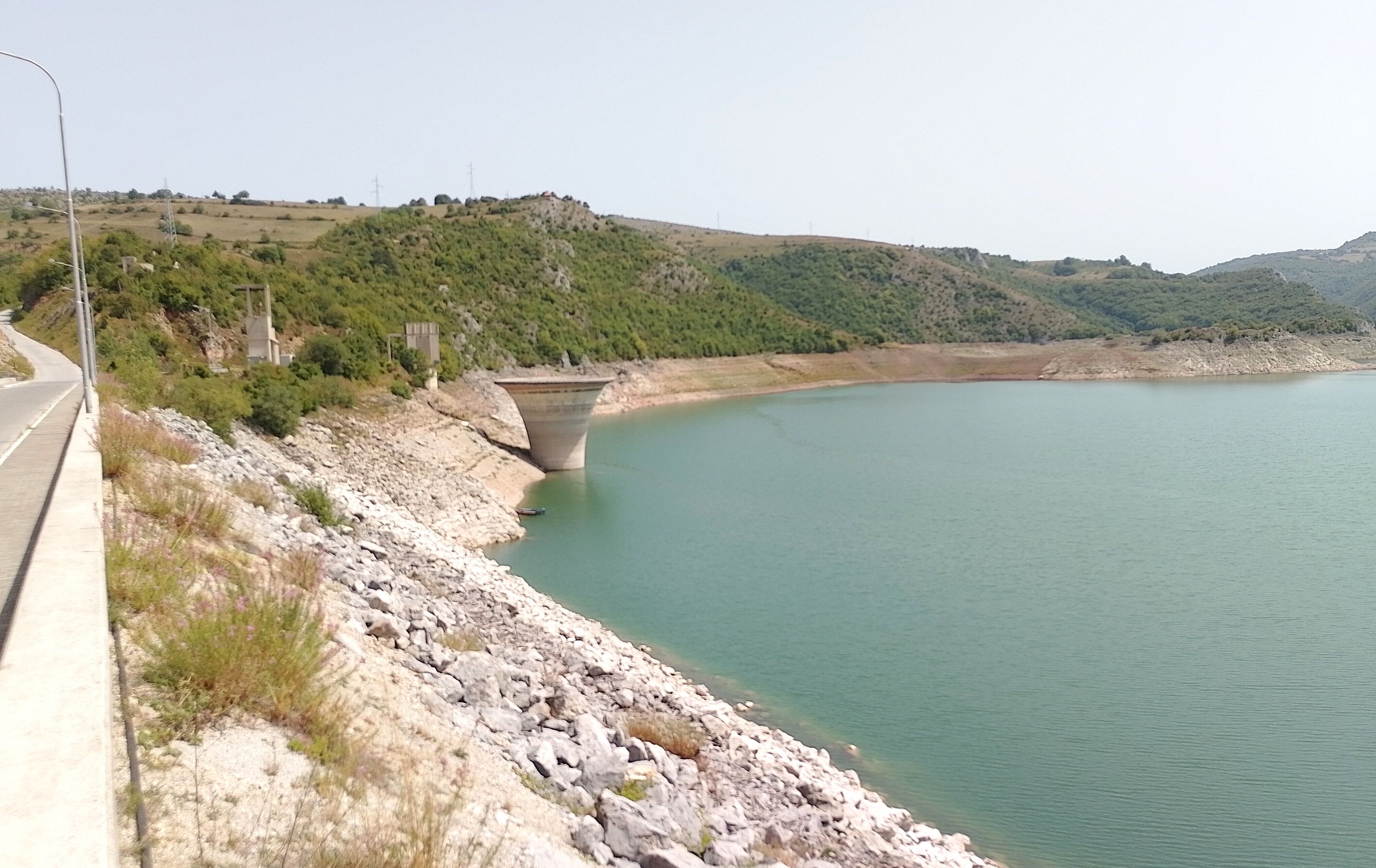 Суша и киловати пију језеро: брана ХЕ Увац“ (Фото: Д. Гагричић)