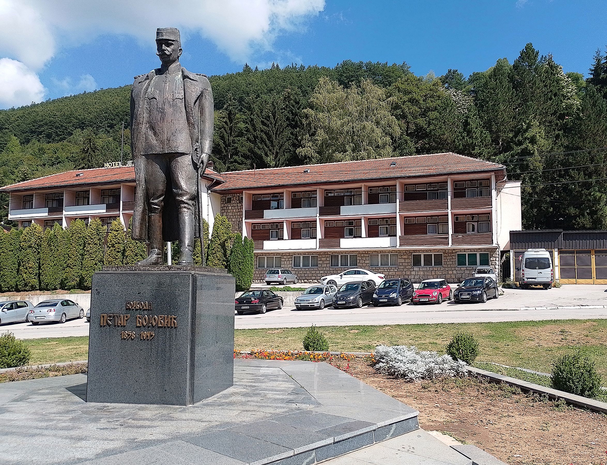 Споменик војводи Бојовићу чека цвеће и поправке мермерних плоча