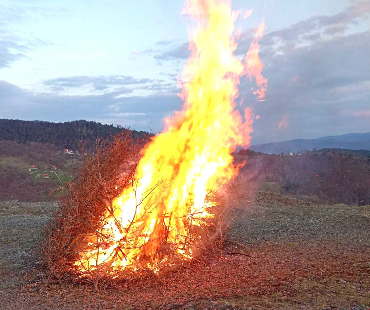 Ватра уочи Првог маја на узвишењу Таламбас (Фото: Јелена Дрндаревић)