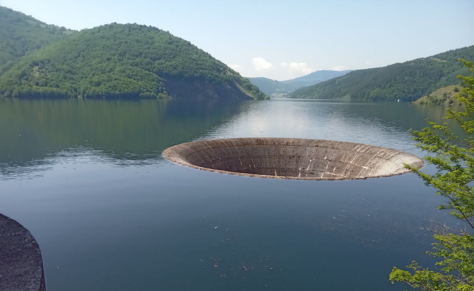 Само који сантиметар испод прелива - Увачко језеро (Фото: Д. Гагричић)
