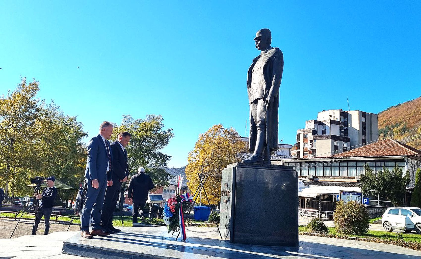 Одавање почасти војводи Петру Бојовићу пред спомеником у Новој Вароши