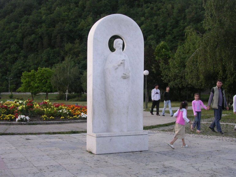 Првенац – Скулптура Светитељ Сава испред Дома културе (фото Д. Гагричић)