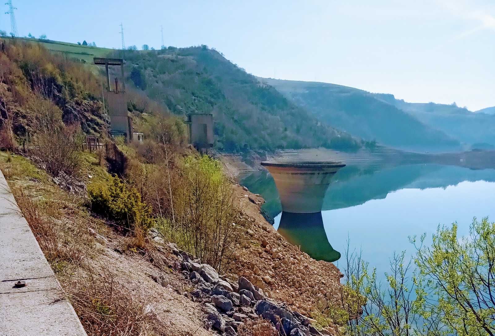 Суша и агрегати испразнили језеро ХЕ „Увац“ (Фото: Д. Гагричић)