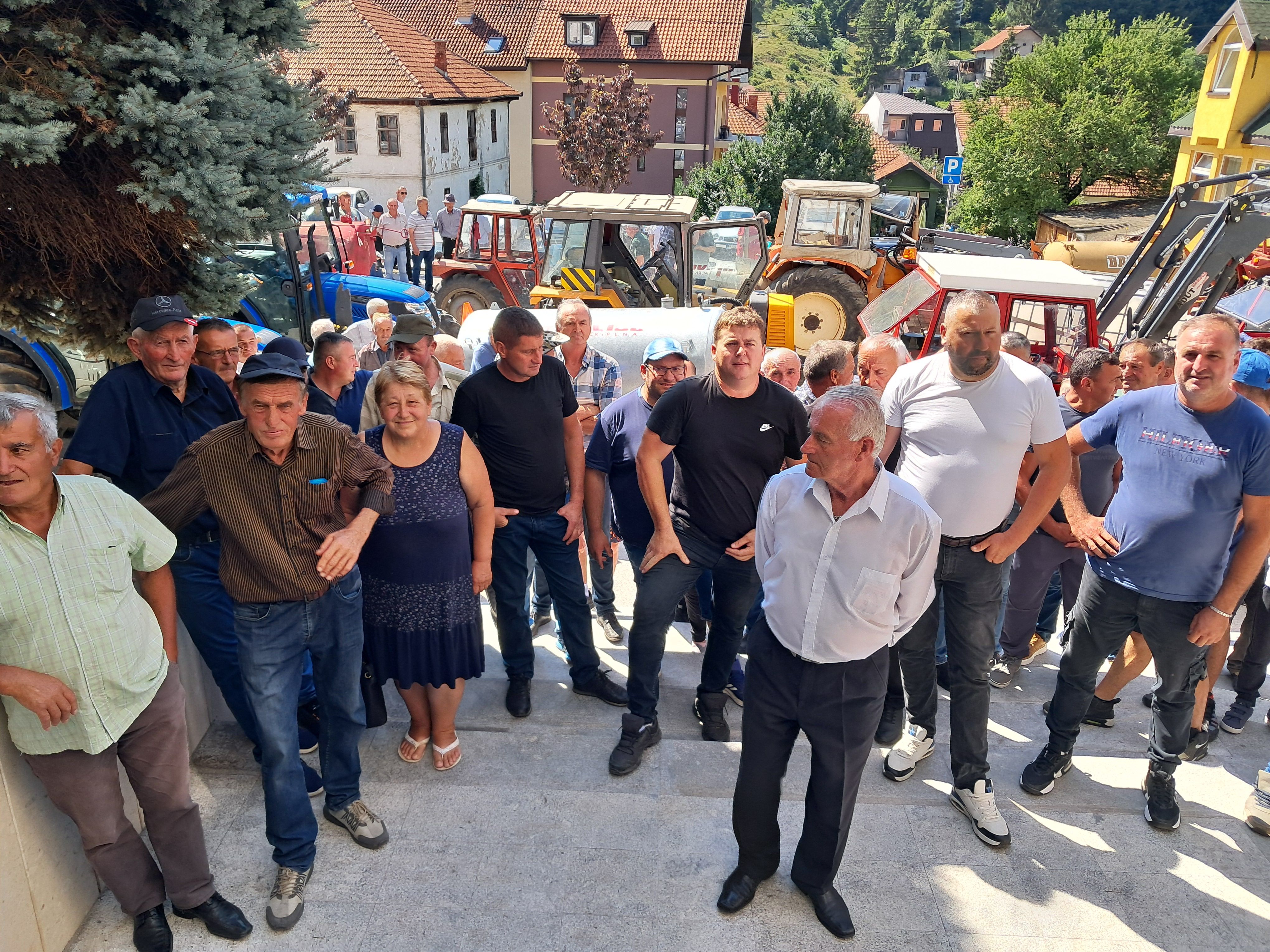 Мука их довела пред Општину на радећем дану