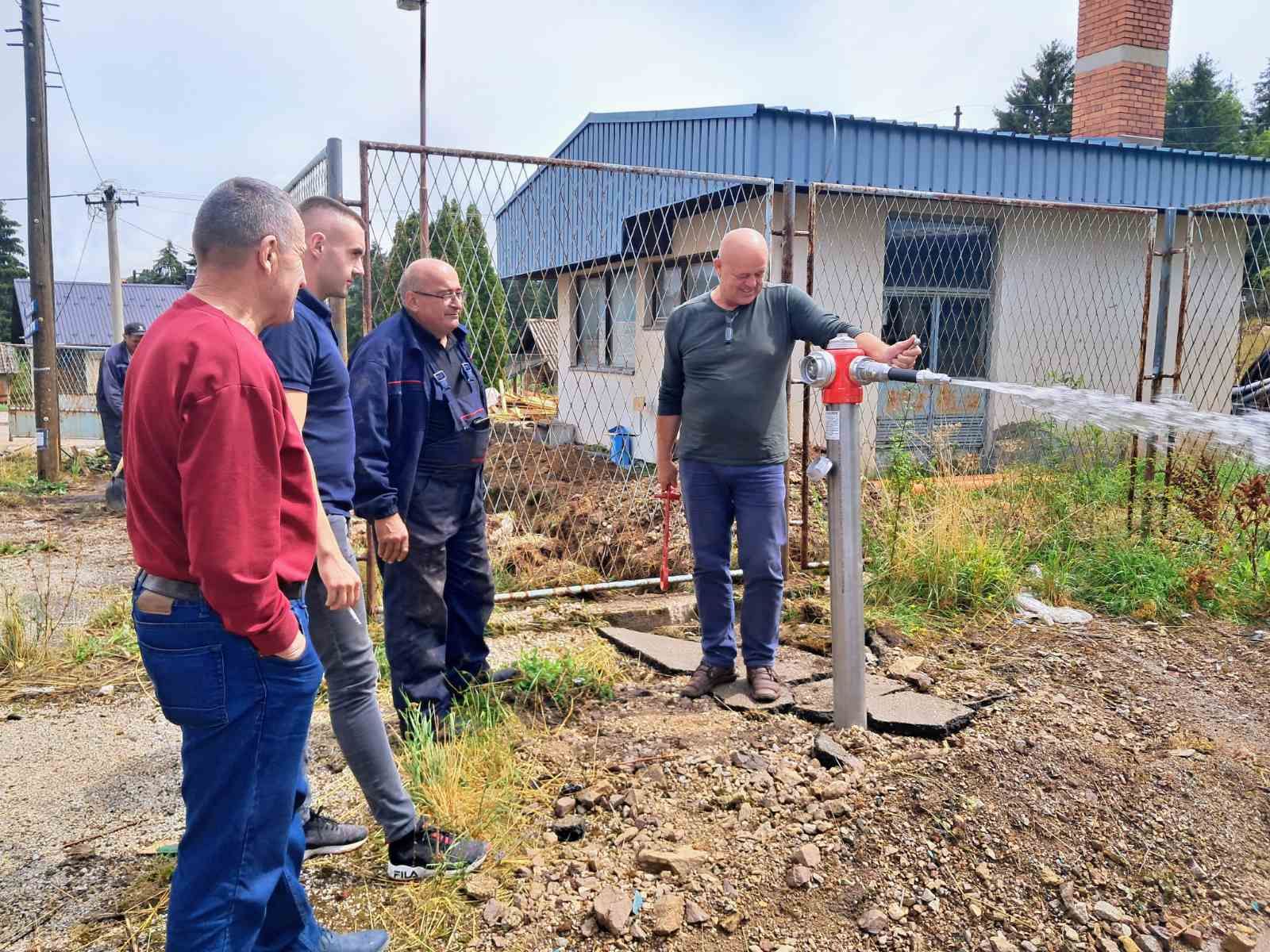 Хидрант чека водоноше и цистерне (Фото: Д. Гагричић)