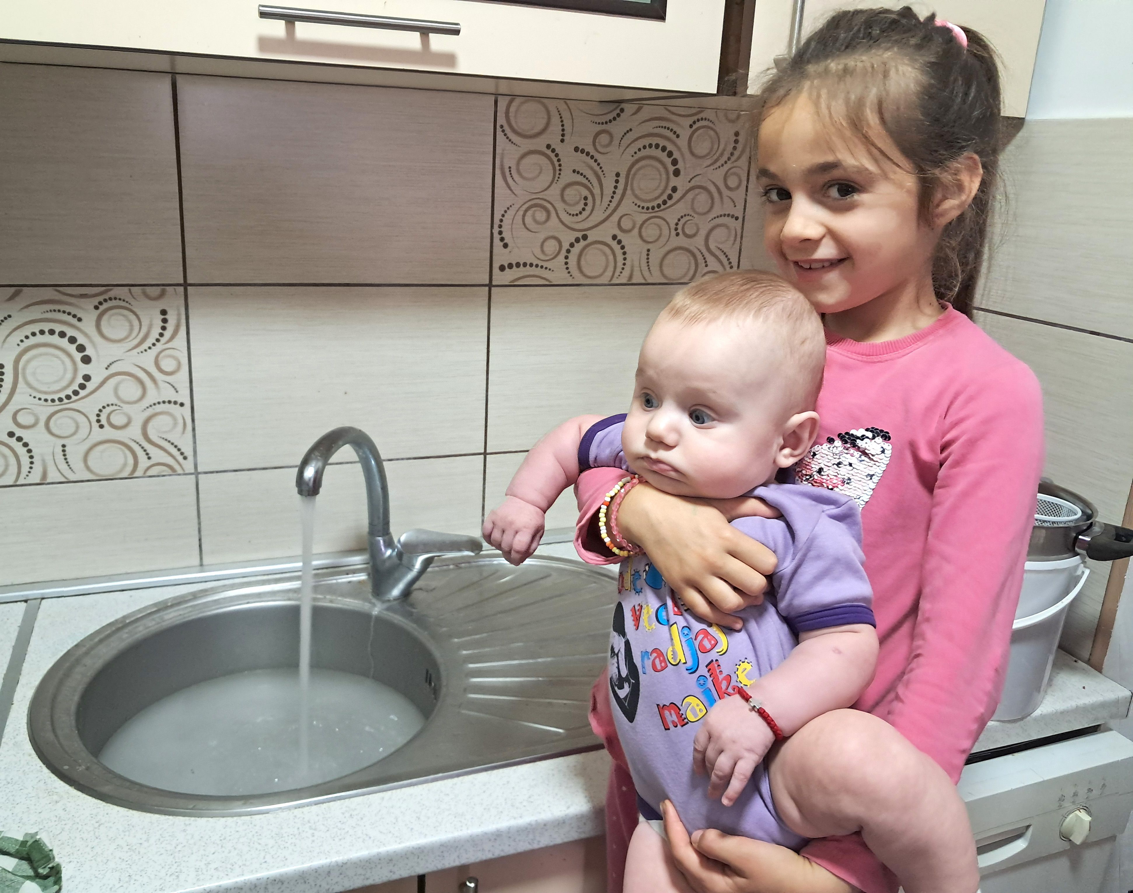Потекло је: Николина (5) и петомесечни Петар Јелић (Фото: Д. Гагричић)