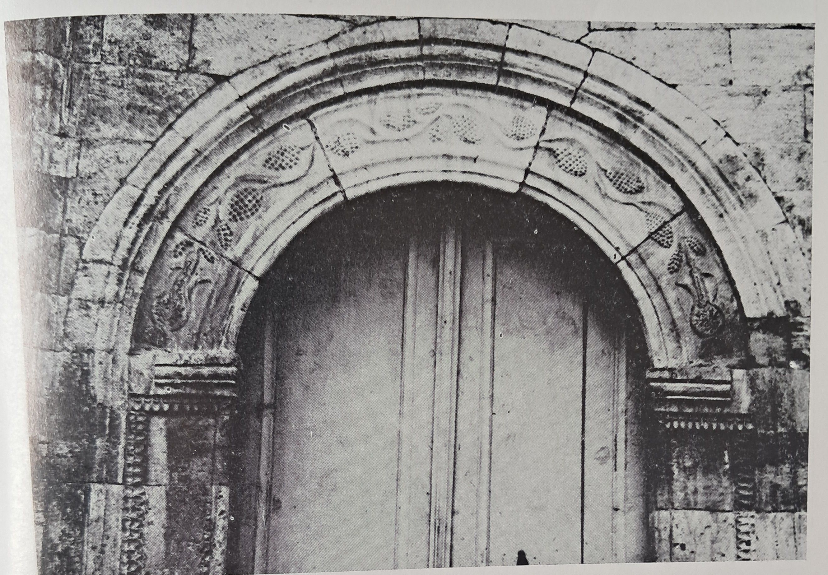 Орнамент над северним вратима цркве (Фото: Књига В. Шалипуровића)