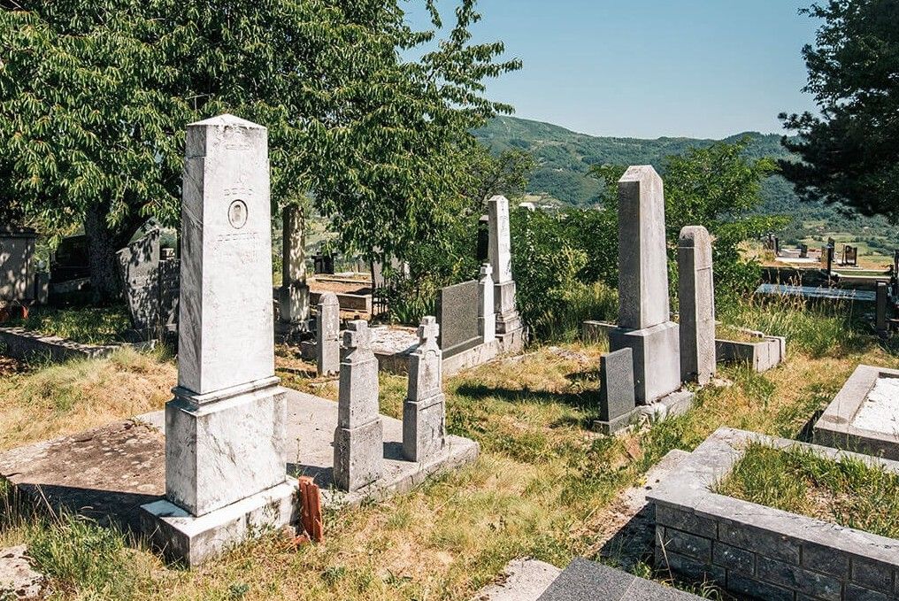 Камена књига ратника на гробљу у Рутошима