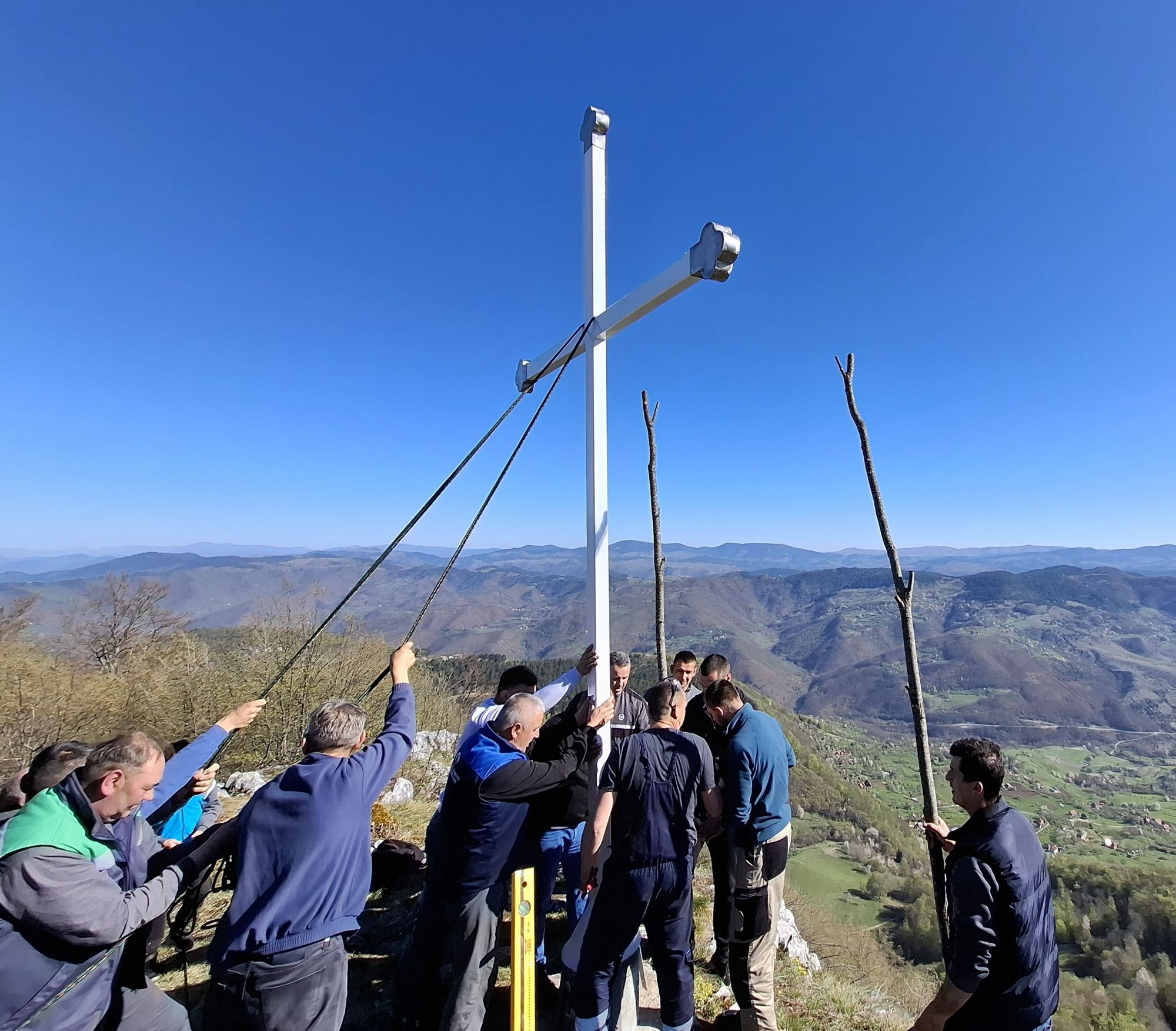 Сложни - акцијаши изнели крст на вис