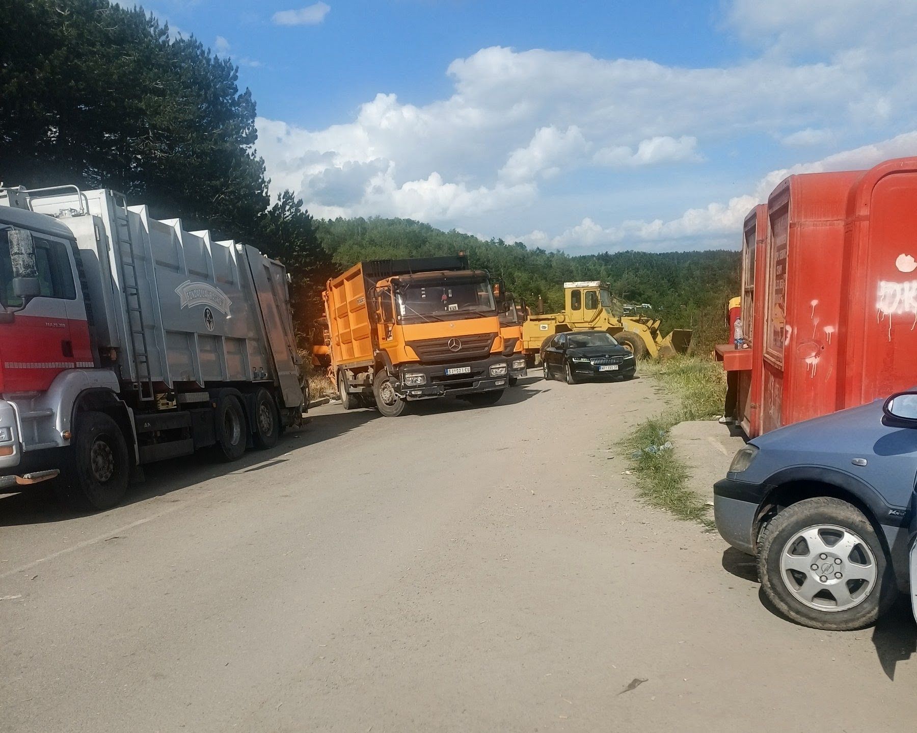 Мештане нису уплашиле претње,  камиони и багери