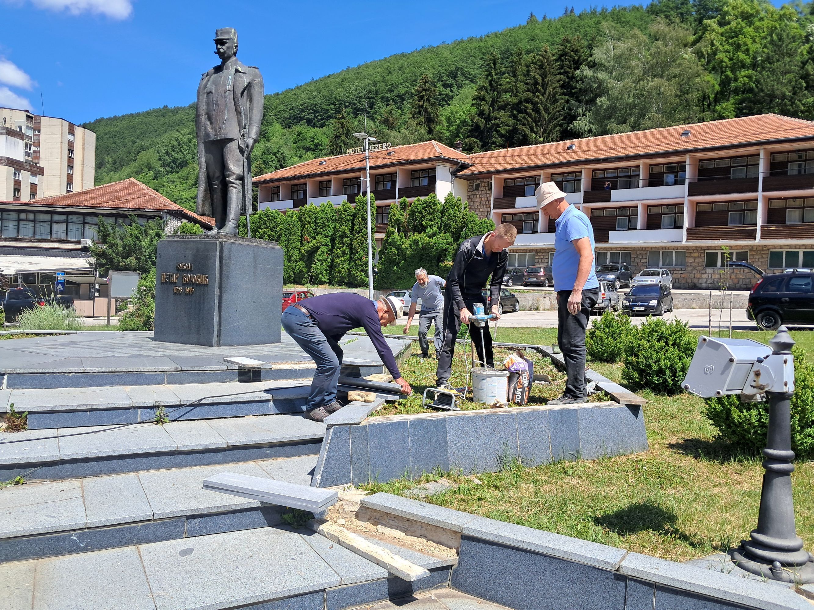 Одржавање белега на Тргу војводе Петра Бојовића чека трајно решење