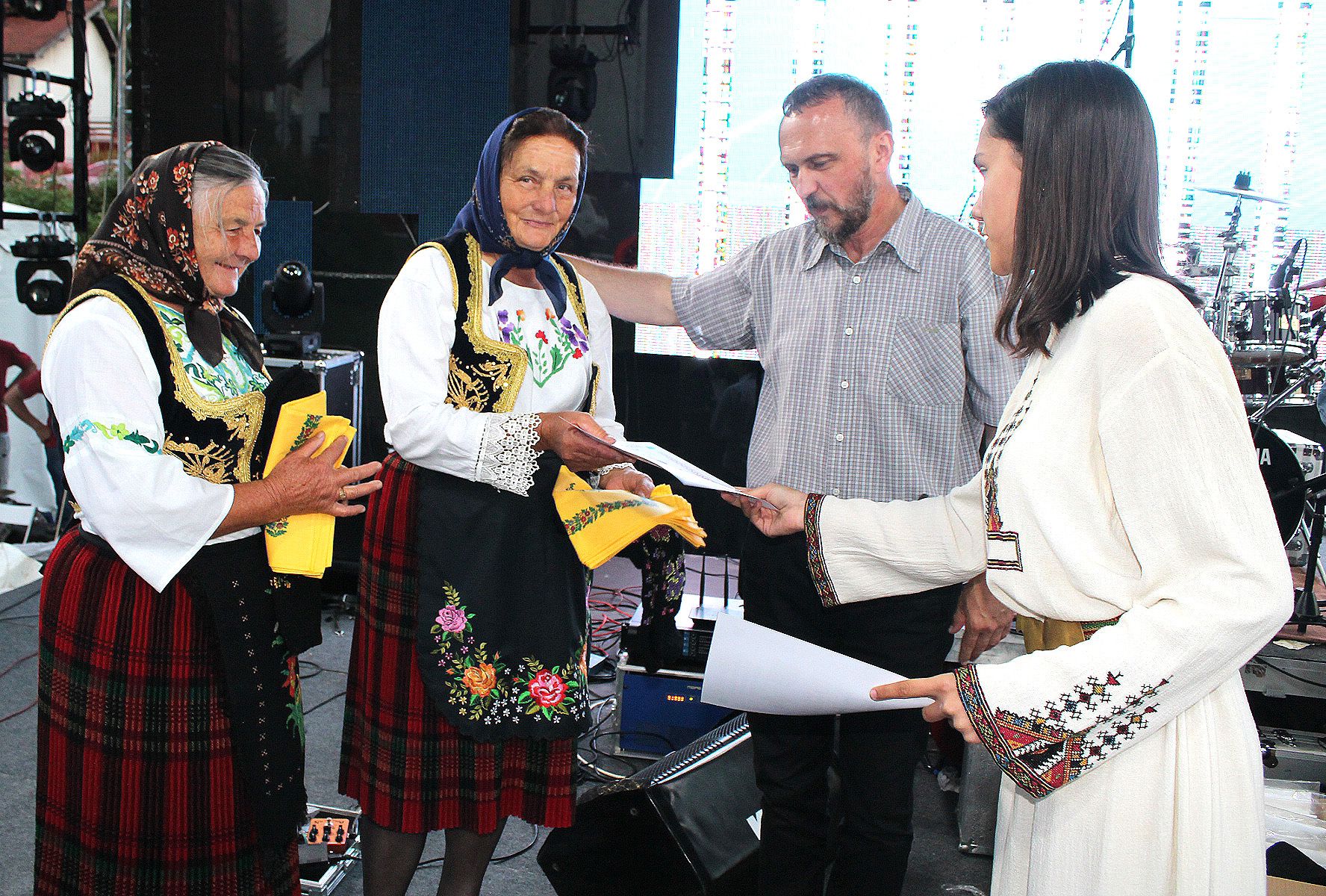 Са сабора певања – Радојица Перишић уручује награде