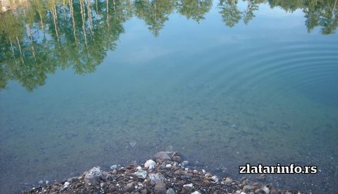Jezero kao ogledalo u neposrednoj blizini brvnare "Murtenica"