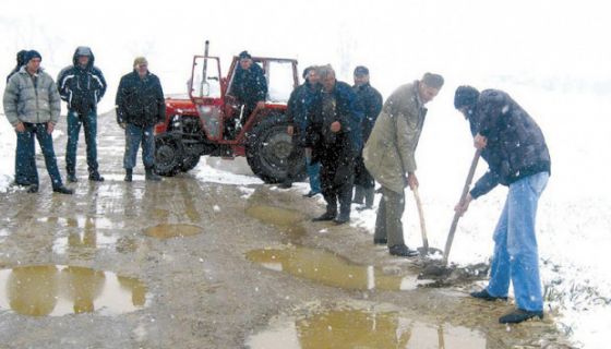 Javor: Sami krpe rupe po putu