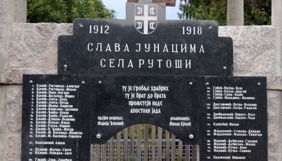 Slava junacima sela Rutoši - zapisano je na obeležju pored škole