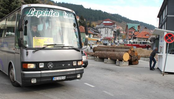 Pored  trupaca  saobracaj se normalno odvijao