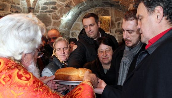 Ломљење скавског колача – игуман Макарије, Никола Јелић, Зоран Рашковић, комшије, гости