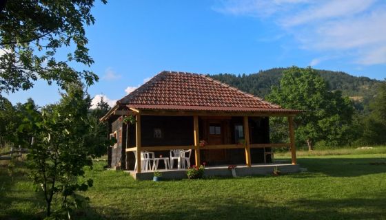 Brvnara na brdu Zlatarsko jezero