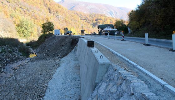 Овде су корито Бистрице и бујице претиле коловозу (Фото: Д. Гагричић)