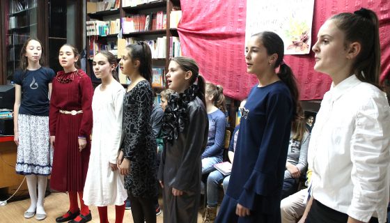 Умеће,  знање и таленат – извођачи програма  у библиотеци школе  (Фото: Д. Гагричић)