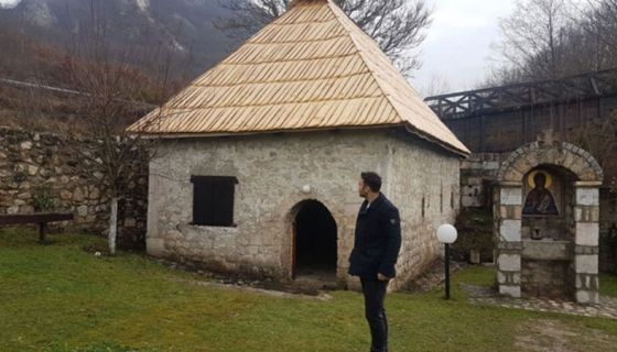 Кустос Младен Томашевић испред Манастирске воденице у новом руху , Фото А. Ровчанин