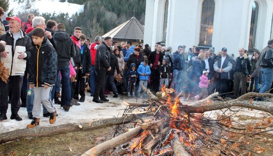 Ложење бадњака код цркве Рођења Христовог на Бабића Брду (Фото: Д. Гагричић)