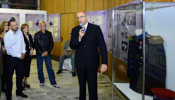 Драгоцености - кустос Радивоје Бојовић крај експоната чачанског Музеја