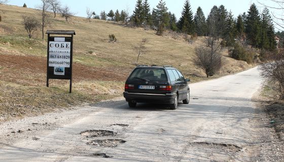 Слалом око рупа или страдају амортизери  у Акмачићима (Фото Д. Гагричић)